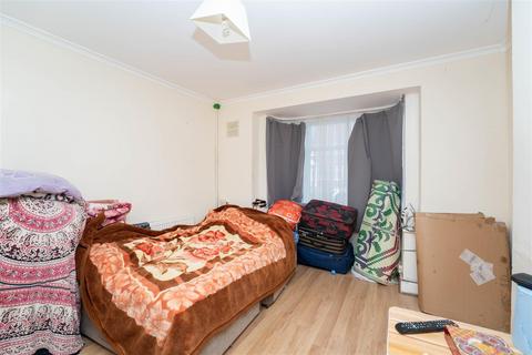 64 Victoria Gardens, Hounslow, TW5 9DE
