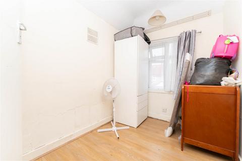 64 Victoria Gardens, Hounslow, TW5 9DE