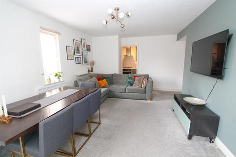 2 bedroom flat for sale, Bloxworth Close, Wallington SM6