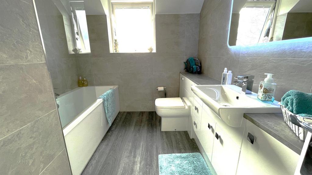 Tiled 3 piece bathroom