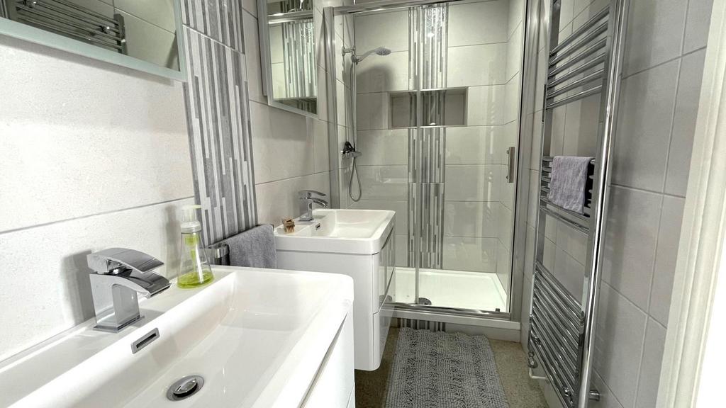 Tiled en suite 4 piece shower room