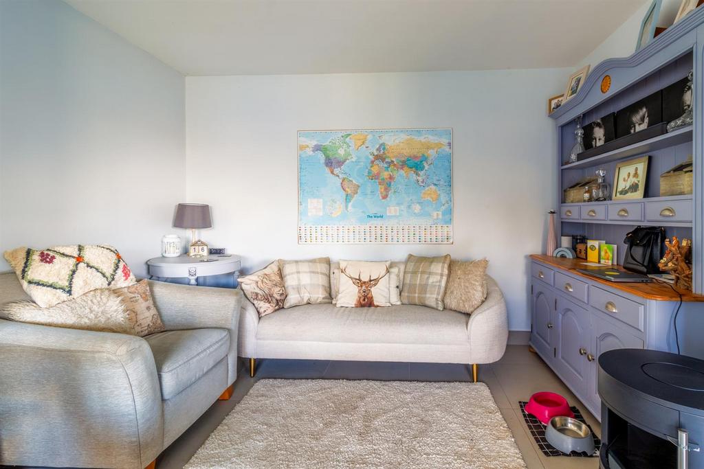 KITCHEN/FAMILY ROOM pic 4