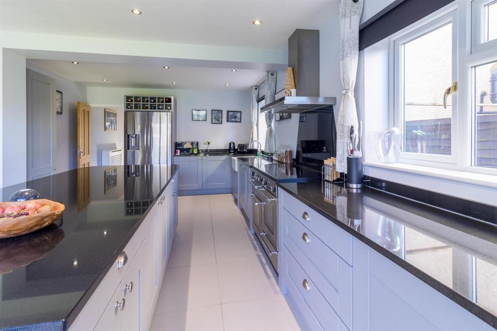 KITCHEN/FAMILY ROOM pic  2