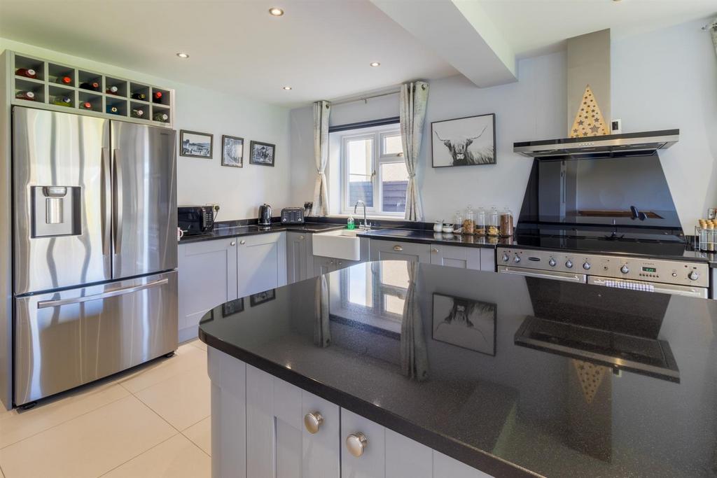 KITCHEN/FAMILY ROOM pic 4