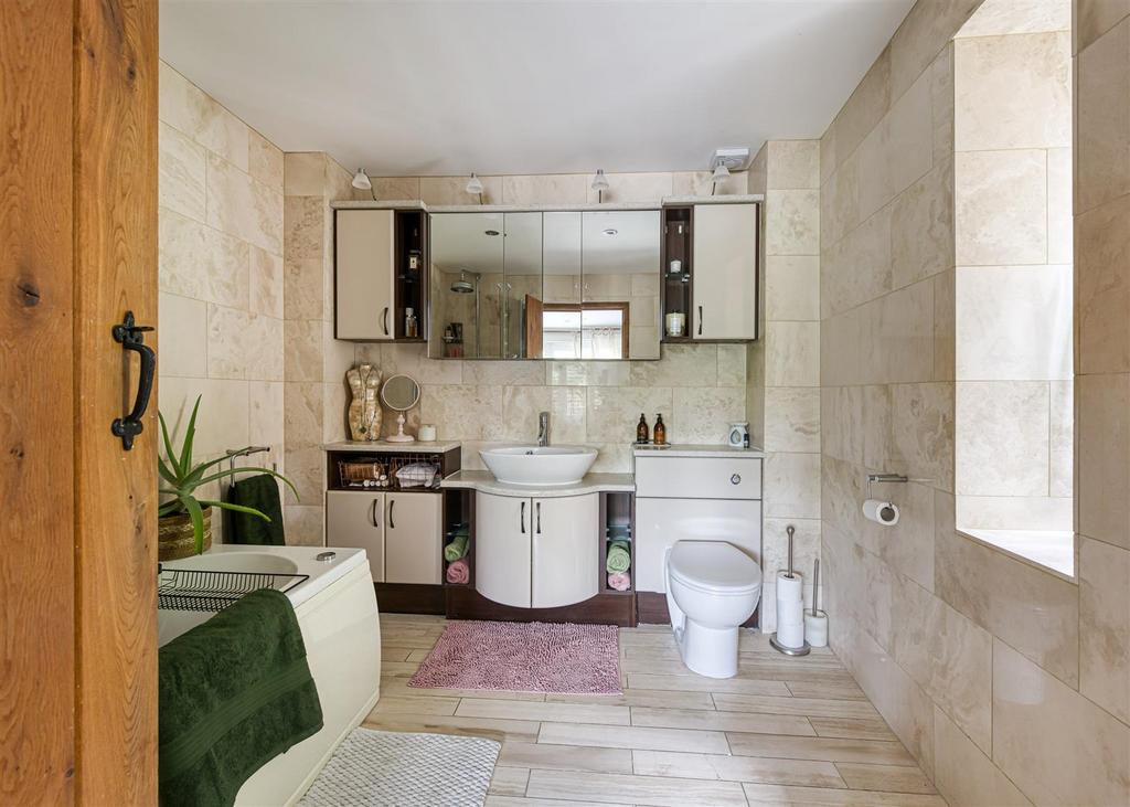 The Tythe Barn-bed1 ensuite.jpg