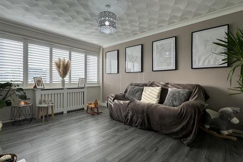 3 bedroom detached house for sale, Sandbank Road, Lowestoft