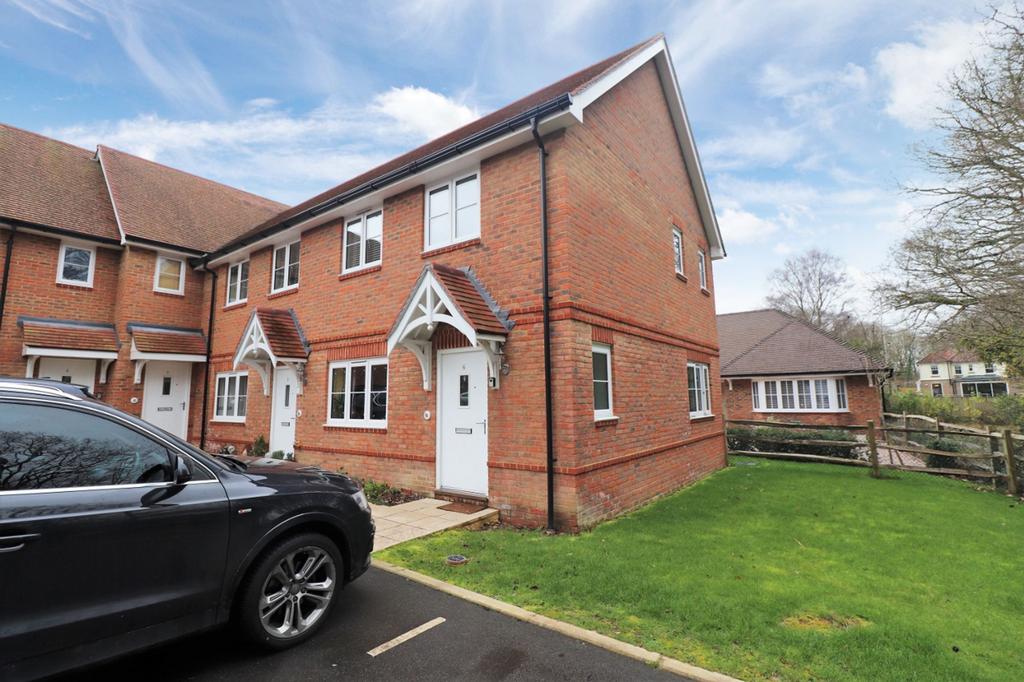 Medway Gardens, Burgess Hill, RH15 2 bed for sale £285,000