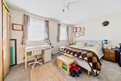 34 Garden Close, London, SE12 9TG