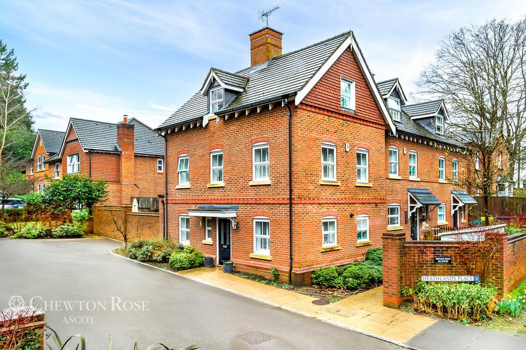 Priory Road, Ascot 4 bed end of terrace house £695,000