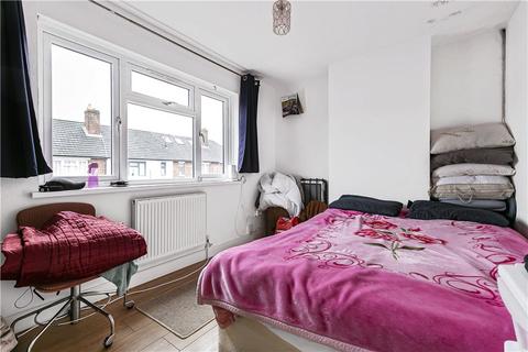26 New Close, London, SW19 2SY