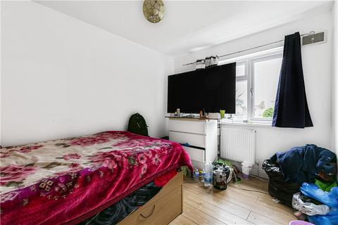 26 New Close, London, SW19 2SY