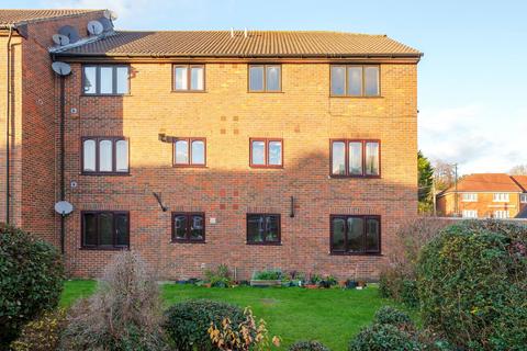 2 bedroom flat for sale, Station Road, Pulborough, RH20