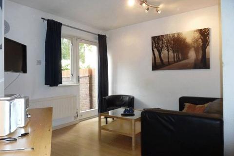 1 bedroom in a house share to rent, Bywater Place, London, SE16