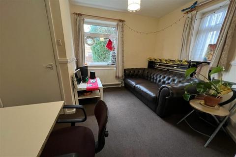 3 bedroom semi-detached house to rent, Stanmore