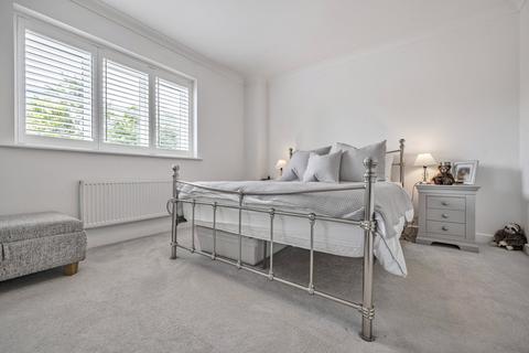 19 Raynham Close, Guildford, GU4 7TS