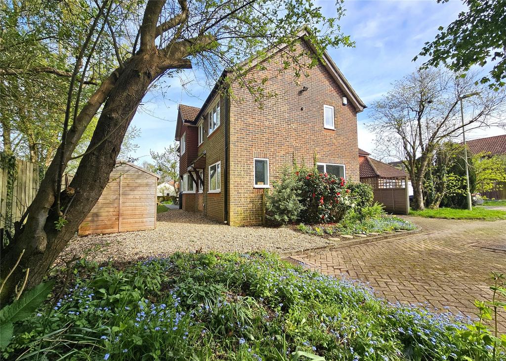 Liphook GU30 5 bed detached house for sale £750,000