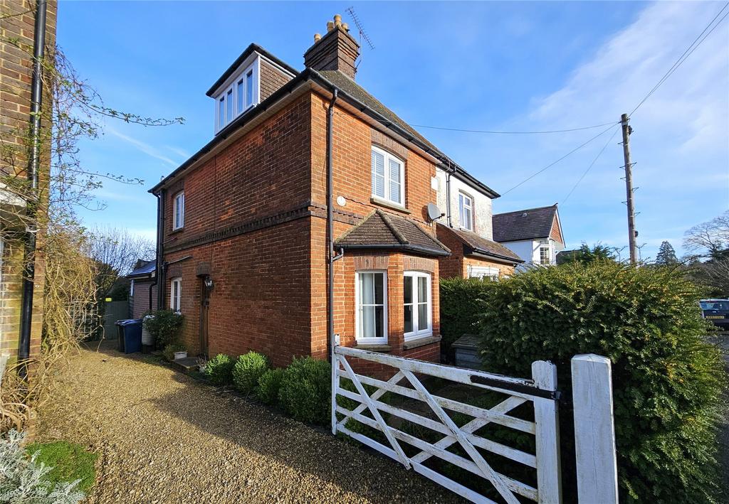 Beacon Hill Road, Surrey GU26 3 bed semidetached house for sale £565,000