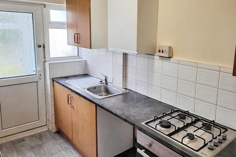 3 bedroom terraced house to rent, Crawley Green Road, Crawley Green, Luton, LU2