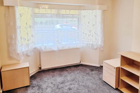 3 bedroom terraced house to rent, Crawley Green Road, Crawley Green, Luton, LU2