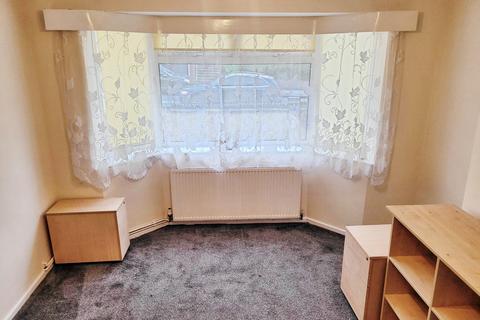 3 bedroom terraced house to rent, Crawley Green Road, Crawley Green, Luton, LU2