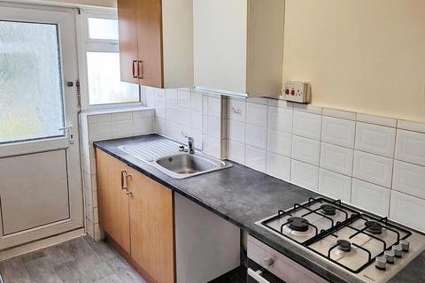 3 bedroom terraced house to rent, Crawley Green Road, Crawley Green, Luton, LU2