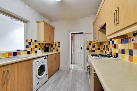 3 bedroom terraced house to rent, Station Road, Swindon SN1
