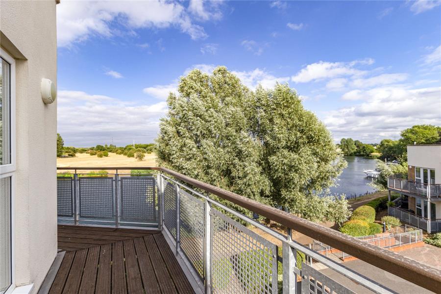 Bridge Wharf, Chertsey KT16 2 bed apartment to rent £1,500 pcm (£346 pw)