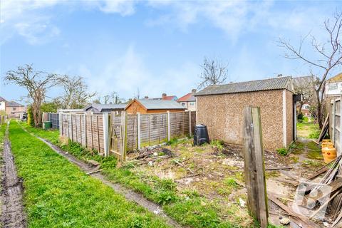32 Marshalls Drive, Romford, RM1 4JT