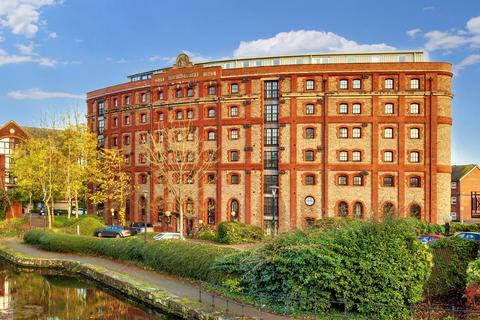 2 bedroom flat to rent, Spillers and Bakers