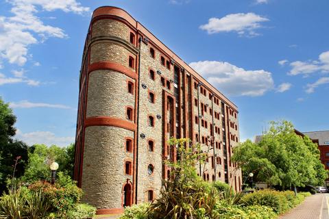 2 bedroom flat to rent, Spillers and Bakers