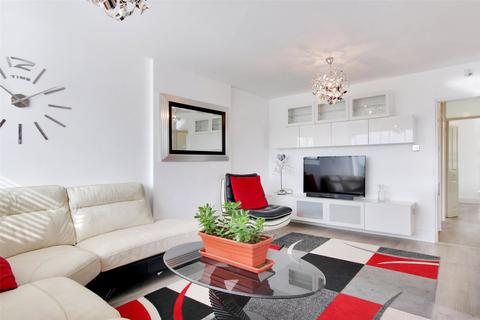 96 Flowerhill Way, Istead Rise, Gravesend, DA13 9DW