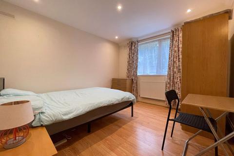 1 bedroom in a house share to rent, The Lindens, Queens Walk, London, W5