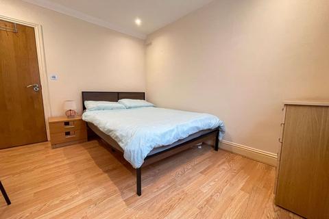 1 bedroom in a house share to rent, Room, The Lindens, London, W5