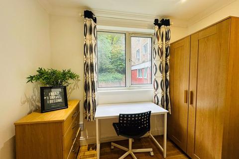 1 bedroom in a house share to rent, Room, The Lindens, London, W5