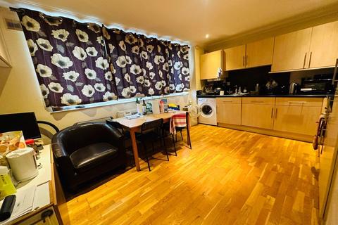 1 bedroom in a house share to rent, Room, The Lindens, London, W5