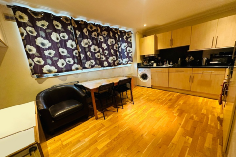 1 bedroom in a house share to rent, Room, The Lindens, London, W5