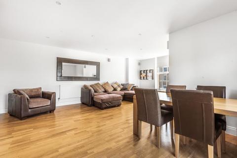 2 bedroom flat for sale, Princess Park Manor,  Royal Drive,  N11