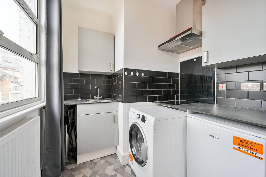 Drayton Green Road, West Ealing... Studio to rent £1,750 pcm (£404 pw)