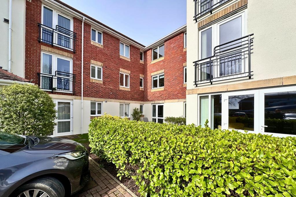 Montagu Road, Highcliffe, Dorset.... 1 bed flat for sale £130,000