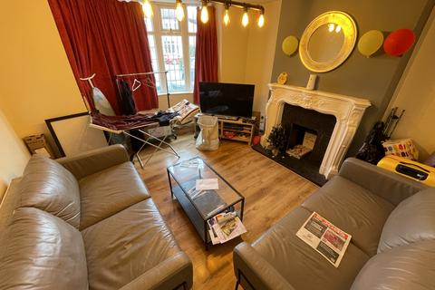 6 bedroom terraced house to rent - Greyshiels Avenue, Leeds, West Yorkshire, LS6