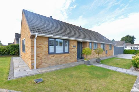 2 bedroom bungalow for sale, Glen Close, Barton on Sea, New Milton, Hampshire, BH25