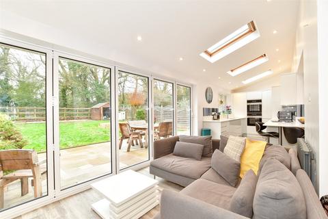 12 Wealdon Close, Southwater, Horsham, RH13 9HP