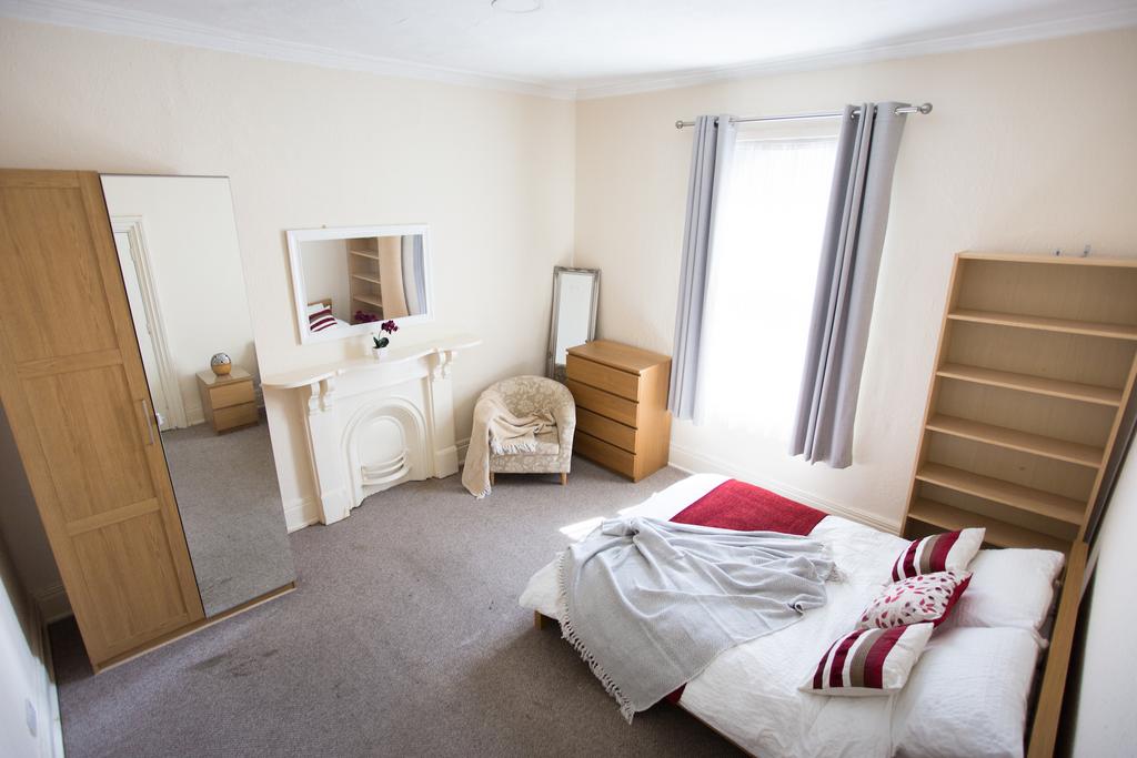 Spacious double room available