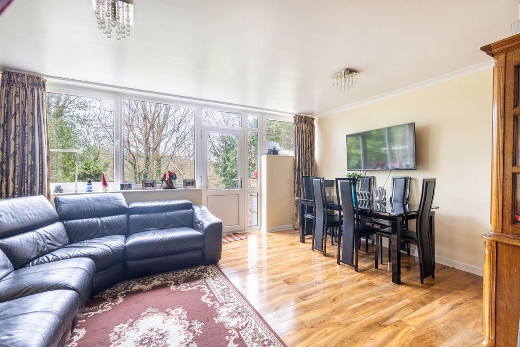 Church Hill, Caterham, CR3 2 bed ground floor flat for sale £290,000