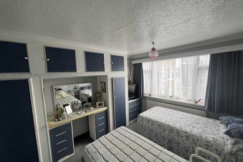 2 bedroom maisonette for sale, Cherrydown Walk, Romford RM7