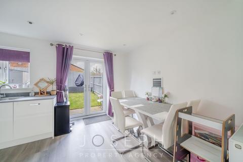 3 bedroom semi-detached house for sale - Mimas Way, Ipswich, IP1