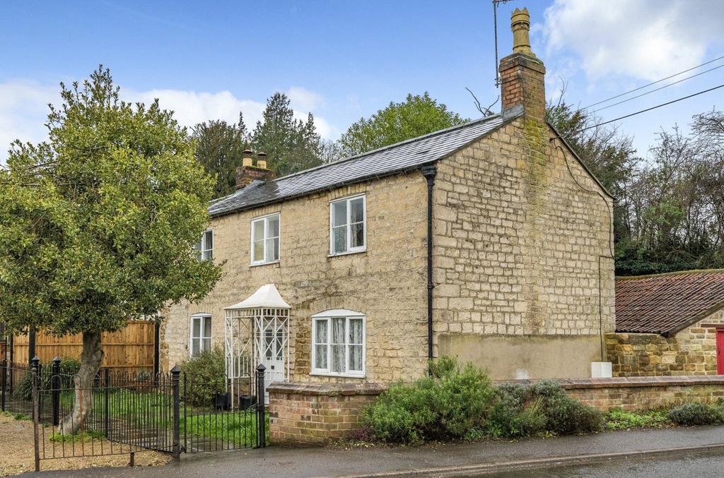 Tilsdown, Dursley, Gloucestershire, GL11 3 bed semidetached house for sale £375,000