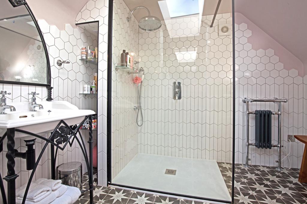 En-Suite to Main Bedroom