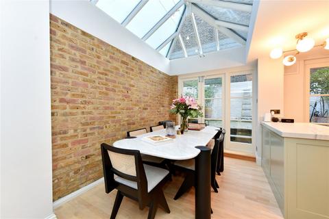 3 bedroom apartment for sale - Chalcot Road, Primrose Hill, London, NW1