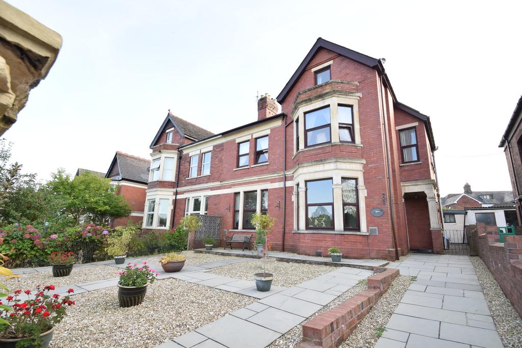 Park View, Pontypool, Torfaen, NP4 6 bed semidetached house for sale